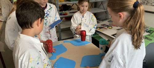 Skolebørn fra 2. B på Tarm Skole er på besøg på Mejeriet i Tarm.